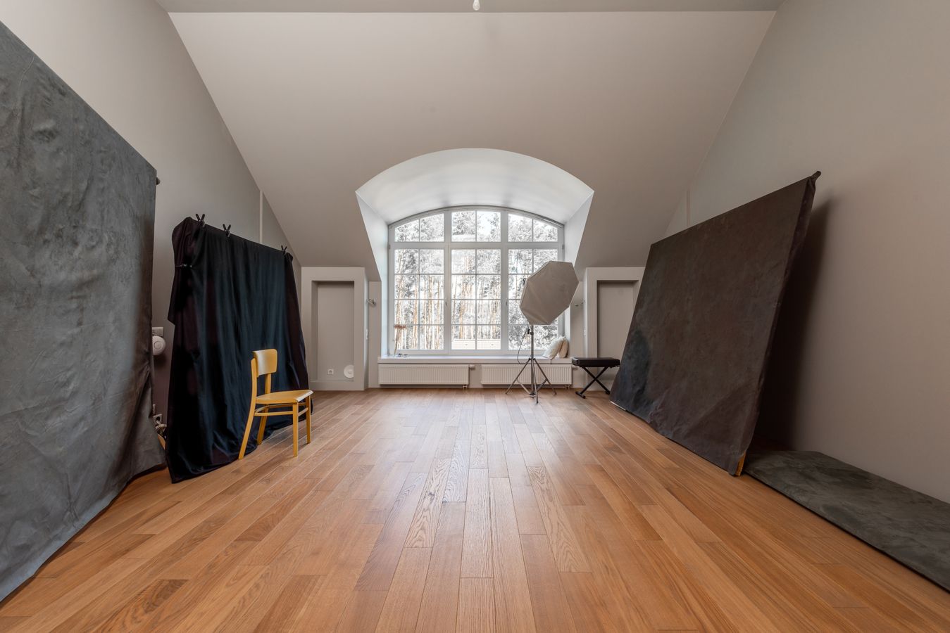 Heller Studioraum mit Holzfußboden und Lichtstativen