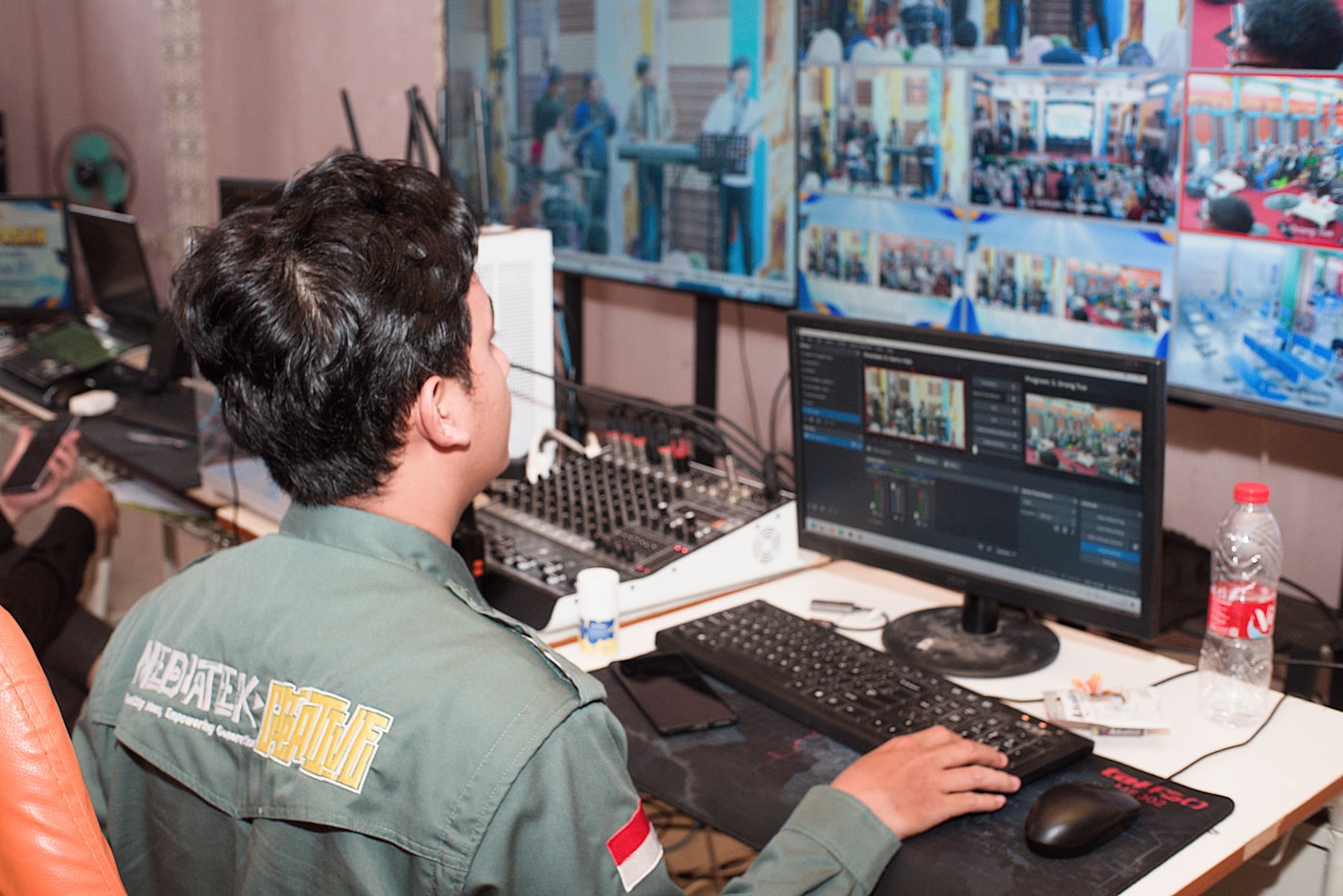 Regieraum mit Monitoren und Videotechnik